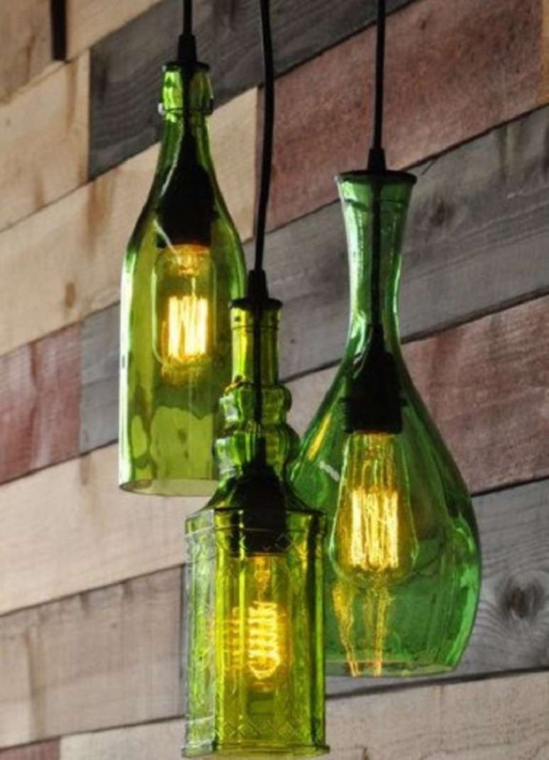 16 – Crie luminárias usando o artesanato com garrafa de vidro na cor verde. Fonte: Reciclar e Decorar