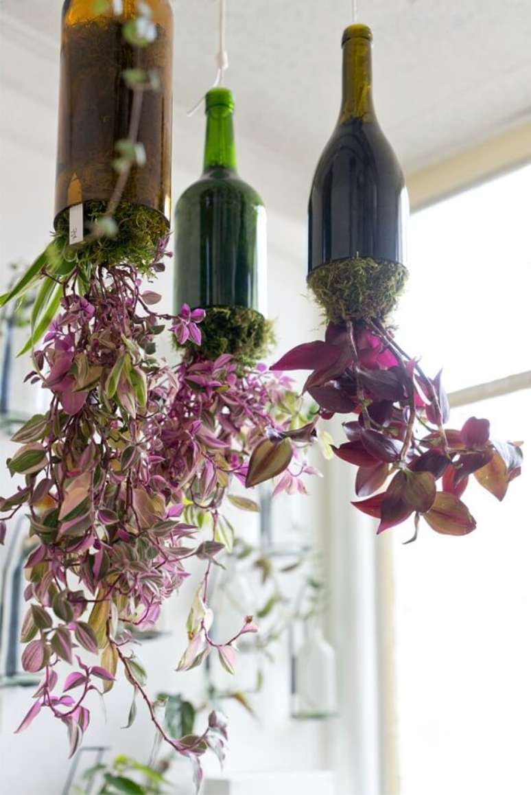 17 &ndash; Crie vasos suspensos com a t&eacute;cnica de artesanato com garrafa de vidro cortada. Fonte: Joelix