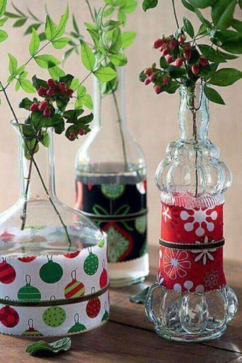 20 – Crie peças natalinas com a técnica de artesanato com garrafa de vidro e tecido. Fonte: Pinterest