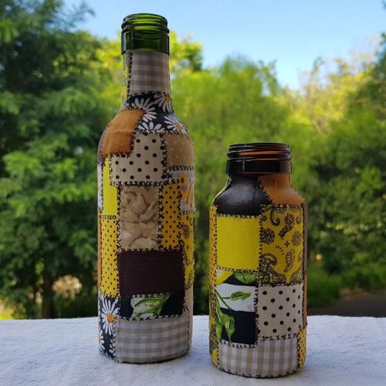 6 &ndash; Artesanato com garrafas de vidro e tecido. Fonte: Elo 7