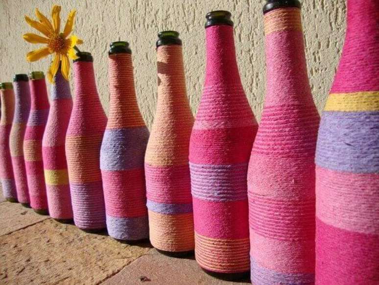 27 – Artesanato com garrafa de vidro e barbante colorido. Fonte: Recicla Design