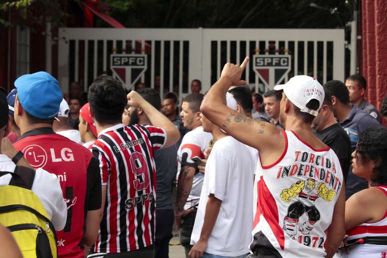 Torcida do São Paulo durante protesto contra a má fase da equipe em frente ao portão do CCT da Barra Funda, na Zona Oeste da capital paulista