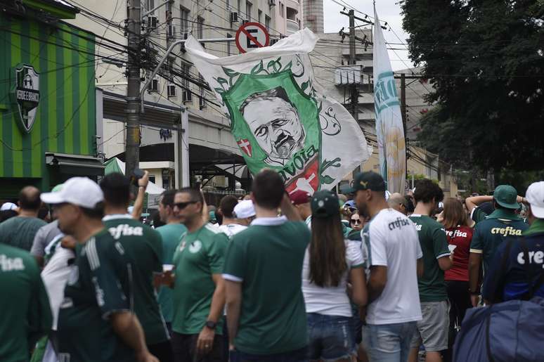 Torcida do Palmeiras, nas imediações da Arena Allianz Parque, na capital paulista, antes da segunda partida contra o São Paulo