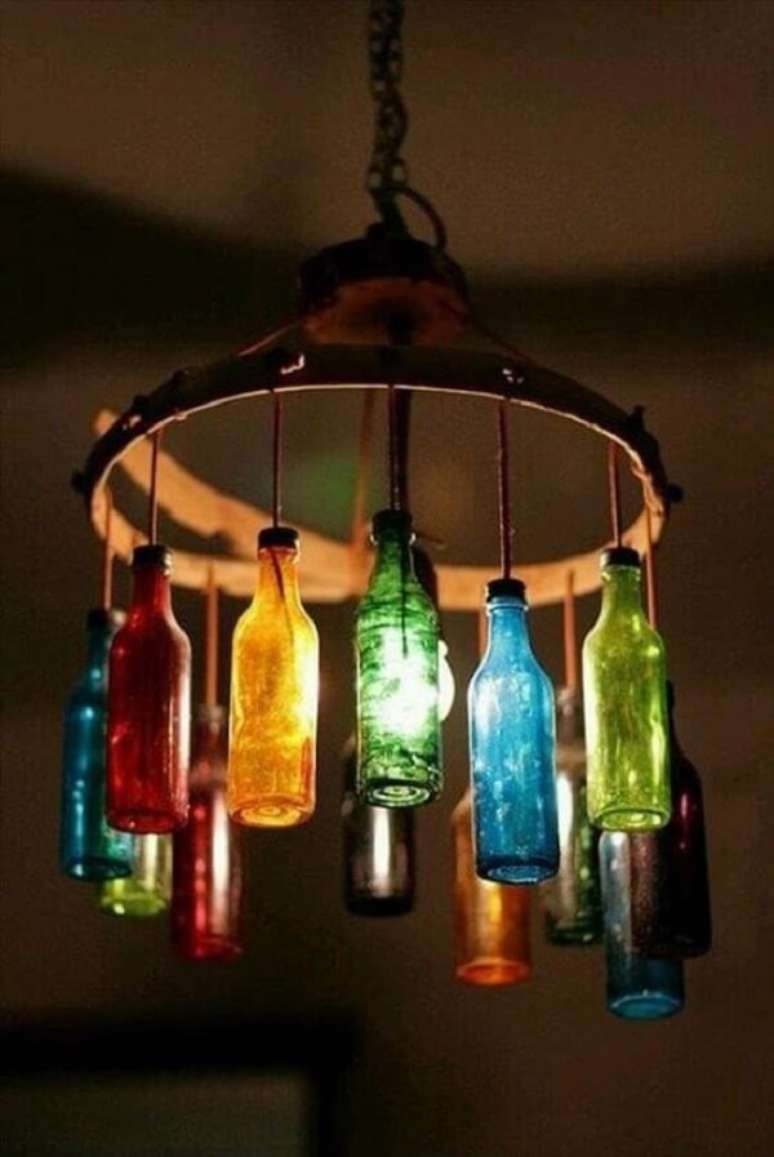 19 – luminária suspensa feita com a técnica de artesanato com garrafa de vidro cortadas. Fonte: Tua Casa