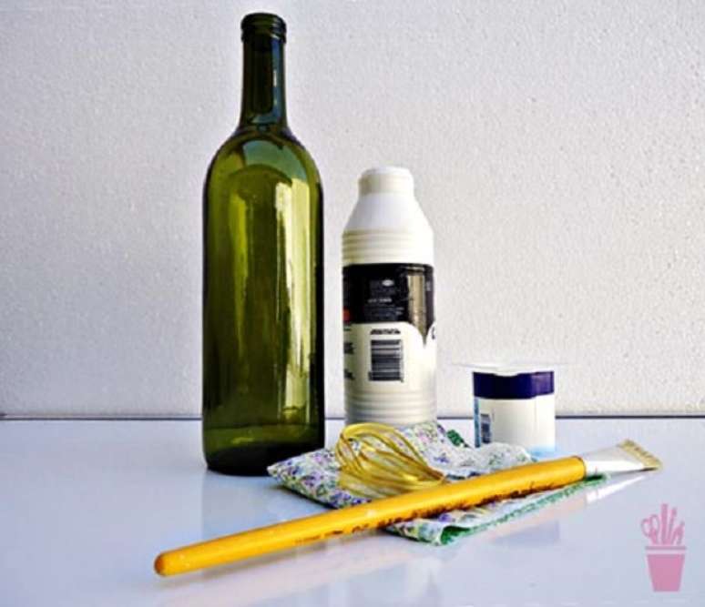 7 &ndash; Materiais para artesanato com garrafa de vidro e tecido. Fonte: Vila do Artes&atilde;o