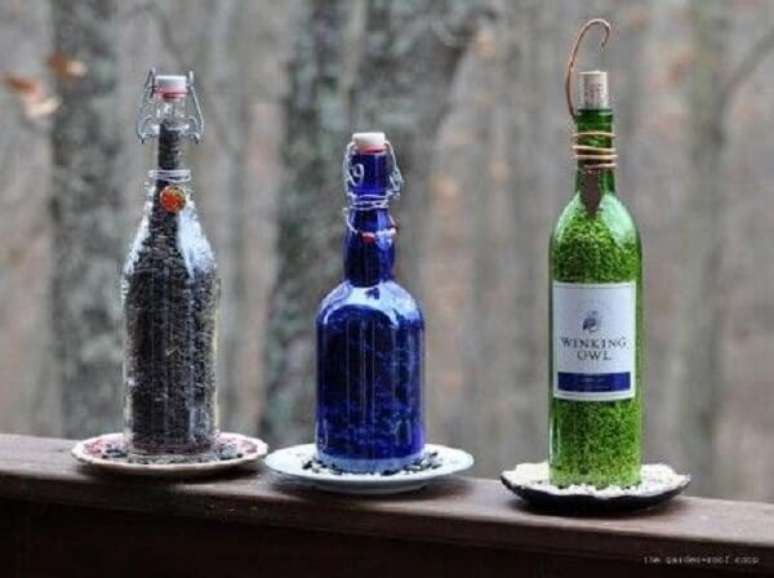 28 – Crie com a técnica de artesanato com garrafa de vidro um lindo suporte de comida para pássaros. Fonte: Pinterest