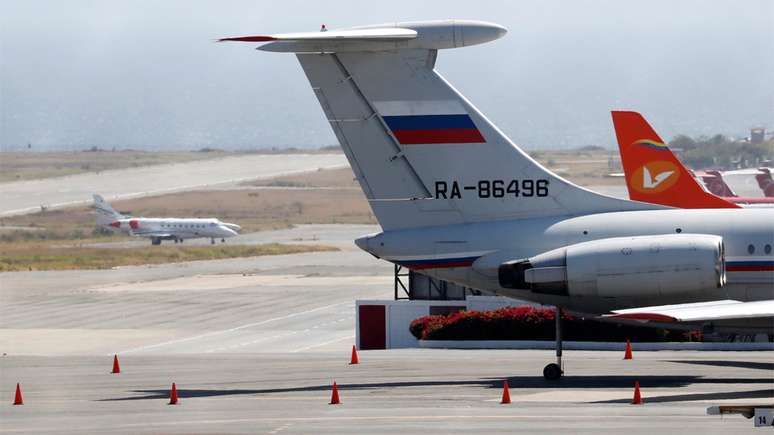 Um avião com bandeira russa no aeroporto internacional de Caracas, em março