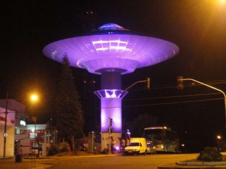 Monumento em Varginha eterniza caso do ET, com caixa d'água em forma de disco voador