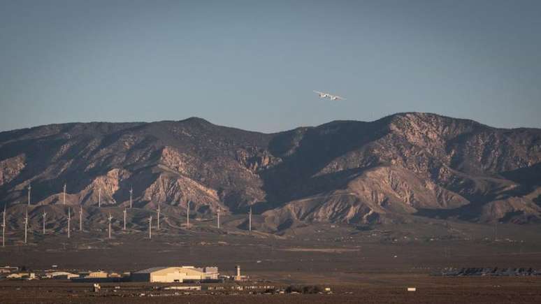 Voo inaugural do Stratolaunch no deserto de Mojave