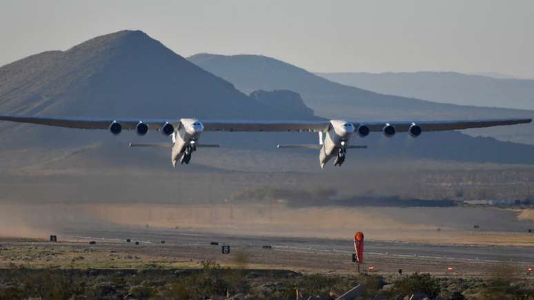 A máquina, com seis motores a jato, foi projetada para servir de base para o lançamento de satélites