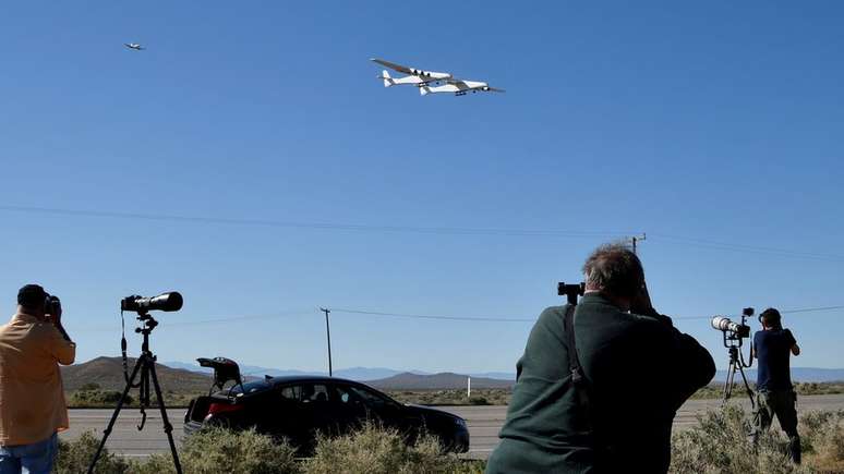 Voo inaugural do Stratolaunch no deserto de Mojave