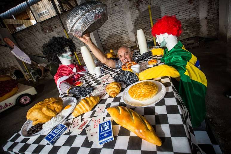 Equipe Boteco Móvel é uma mesa de bar, com amigos tomando cerveja e comendo petiscos.