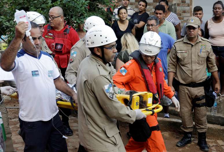 Uma pessoa é levada em uma maca após um prédio desmoronar na comunidade de Muzema, Rio de Janeiro. REUTERS/Ricardo Moraes