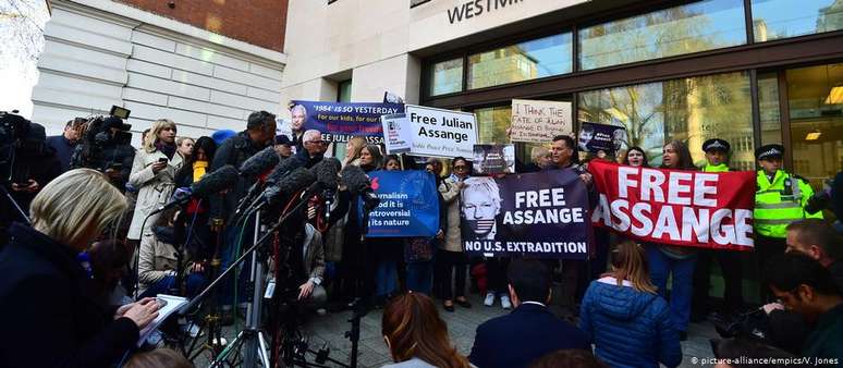 Manifestantes pedem libertação do fundador do Wikileaks diante de sede de tribunal em Londres