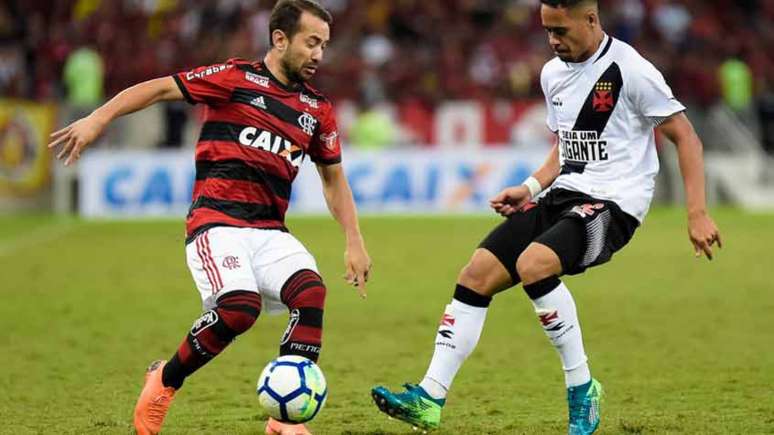 Nos dois clássicos deste ano, Flamengo e Vasco ficaram no 1 a 1 no Maracanã (Foto: Thiago Ribeiro/AGIF)