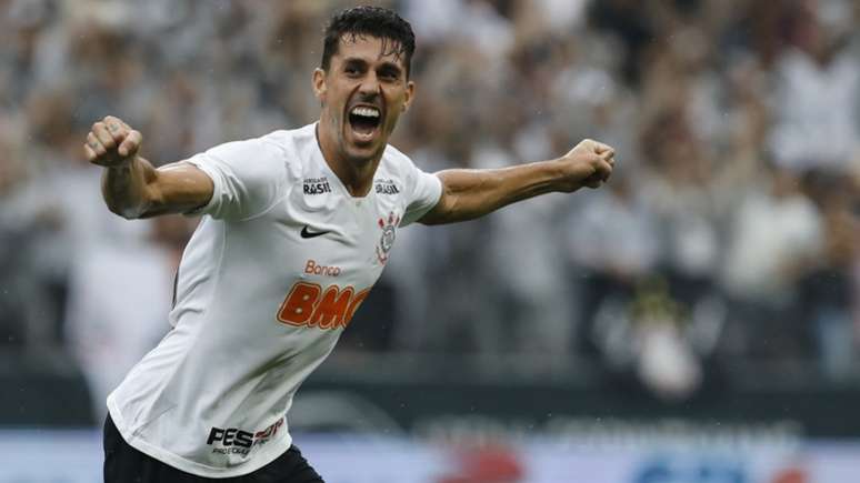 Danilo Avelar não estará à disposição do Corinthians na primeira final (Foto: Ricardo Moreira / Fotoarena)