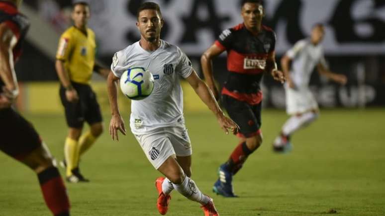 Jean Mota tem seis assistências para gol e oito tentos marcados na temporada pelo Santos (Foto: Ivan Storti/Santos)
