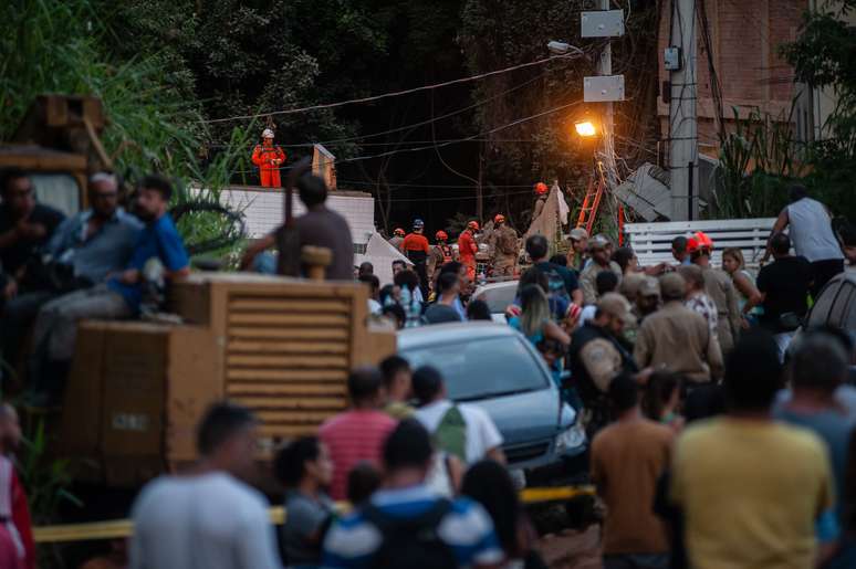 Dois prédios de seis andares desabaram na manhã desta sexta-feira (12) na comunidade da Muzema, que fica no Itanhangá, zona oeste da cidade