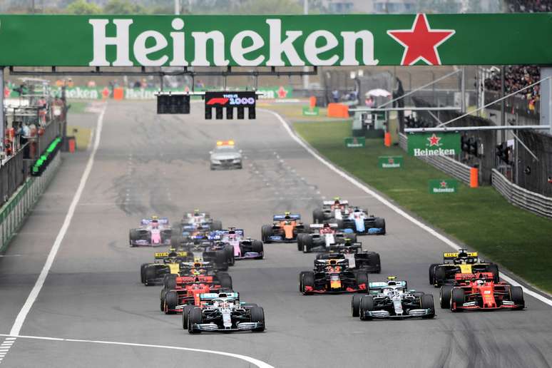 GP da China: em nova dobradinha da Mercedes, Hamilton supera Bottas e vence a corrida #1000 da F1