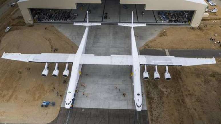 Maior avião do mundo realiza seu 1º voo na Califórnia