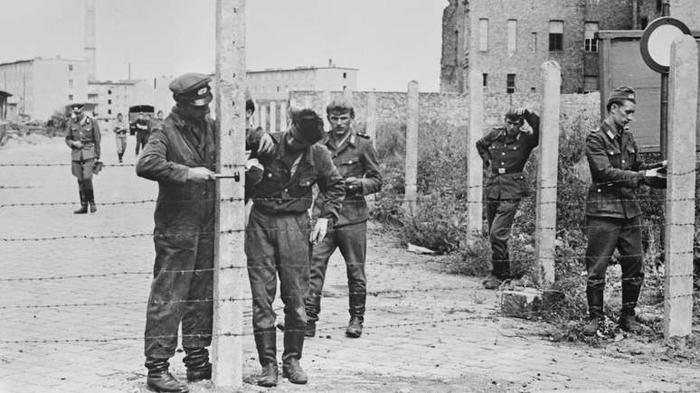 As autoridades da Alemanha Oriental começaram a erguer de forma abrupta o muro de Berlim em 1961