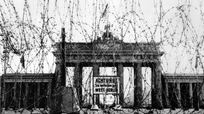 Por segurança, os britânicos colocaram do lado ocidental um arame farpado próximo da Porta de Brandemburgo