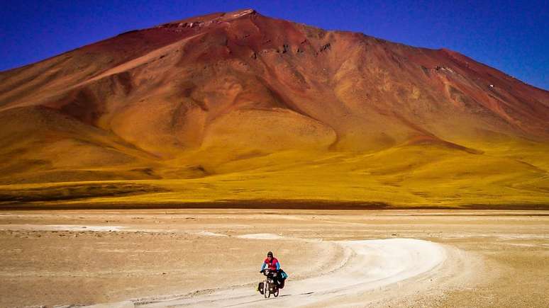 Ishbel pedalando no altiplano boliviano