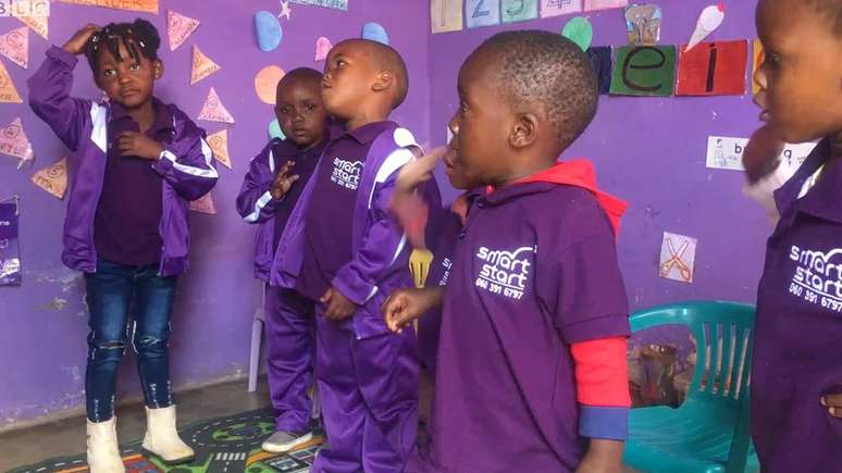 Crianças sul-africanas no projeto SmartStart: objetivo é tirar crianças de situação de pobreza e dar-lhes mais chances de prosperar no futuro