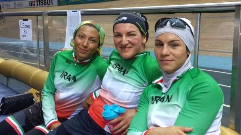 Ishbel com outras duas ciclistas iranianas