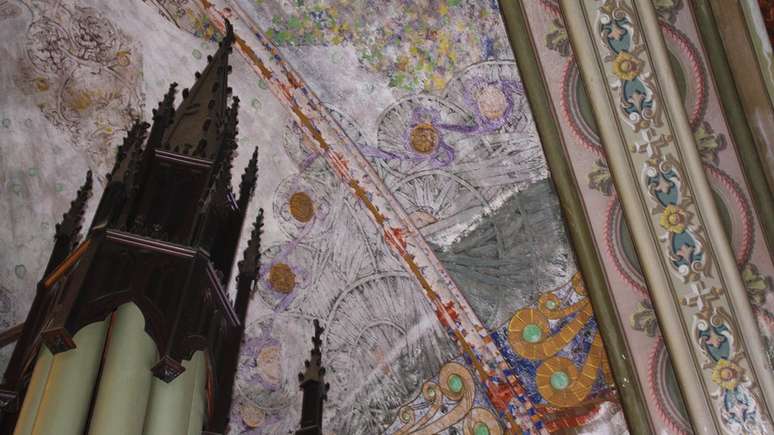 Argamassa sobre pinturas de Gino Catani no teto da igreja. Em primeiro plano, o que sobrou do órgão alemão do coro