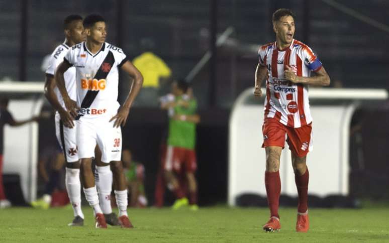 Marcos Júnior marcou o gol da vitória do Bangu sobre o Vasco em São Januário (Celso Pupo/Fotoarena)