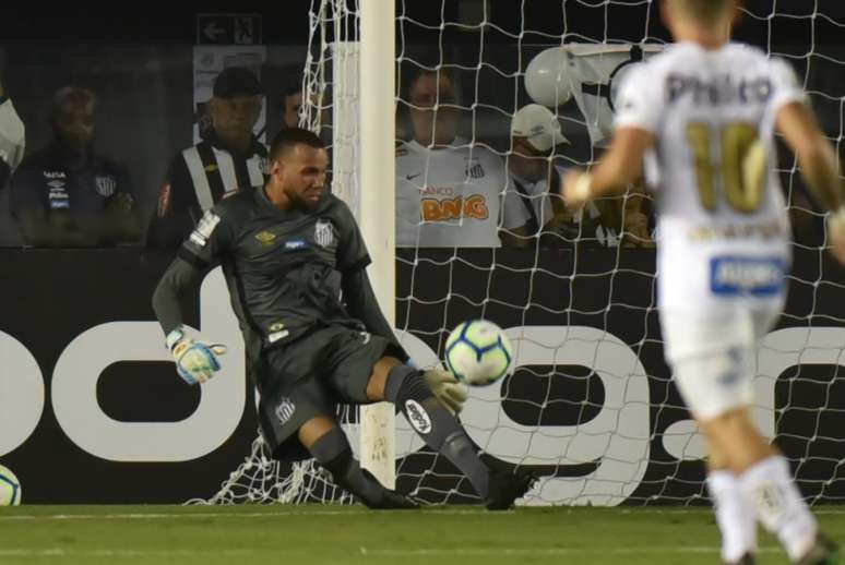 Everson terá mais dois jogos pela frente para 'vencer' disputa pelo gol com Vanderlei (Foto: Ivan Storti/Santos)