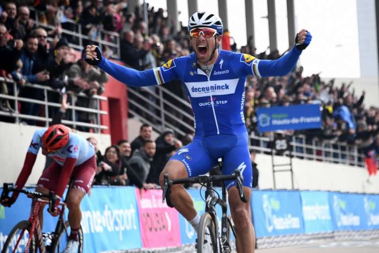 Philippe Gilbert arranca para acabar com o jejum de vitória na paris Roubaix. Pottis chega logo atrás (Foto: AFP)