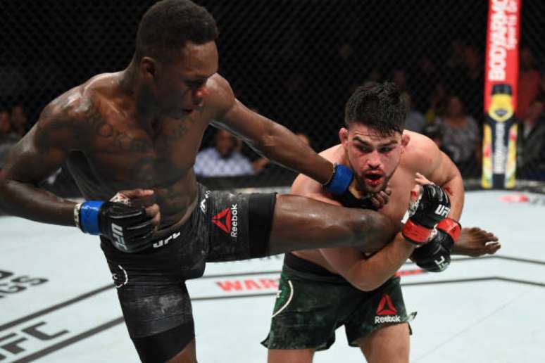 Israel Adesanya e Kelvin Gastelum faturaram US$ 50 mil cada pela 'Luta da Noite' no UFC 236 (Foto: Getti Images)