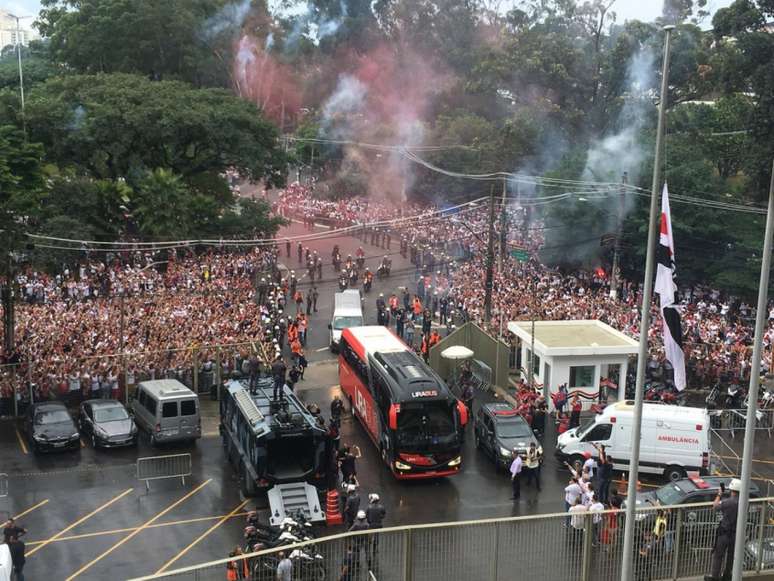 Ônibus do Tricolor foi recebido com festa pela torcida são-paulina - FOTO: Fellipe Lucena