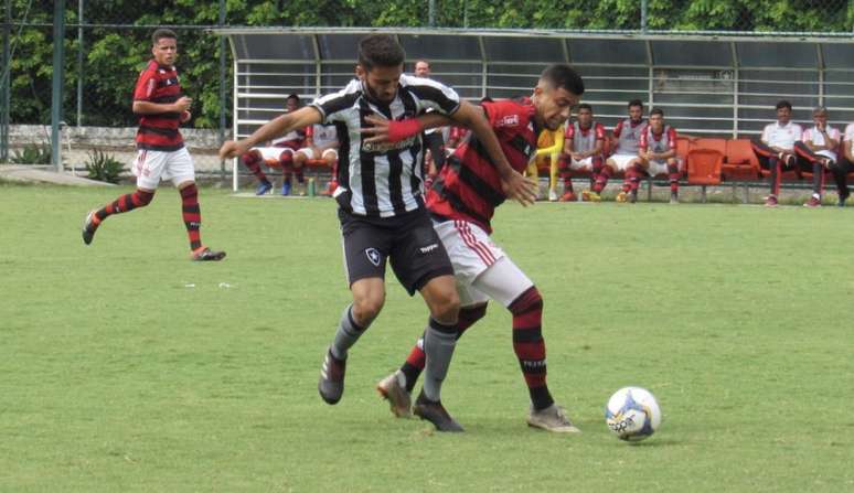 No CEFAT, Botafogo e Flamengo empataram em 1 a 1. Glorioso se manteve na liderança (Foto: Fabio de Paula/BFR)