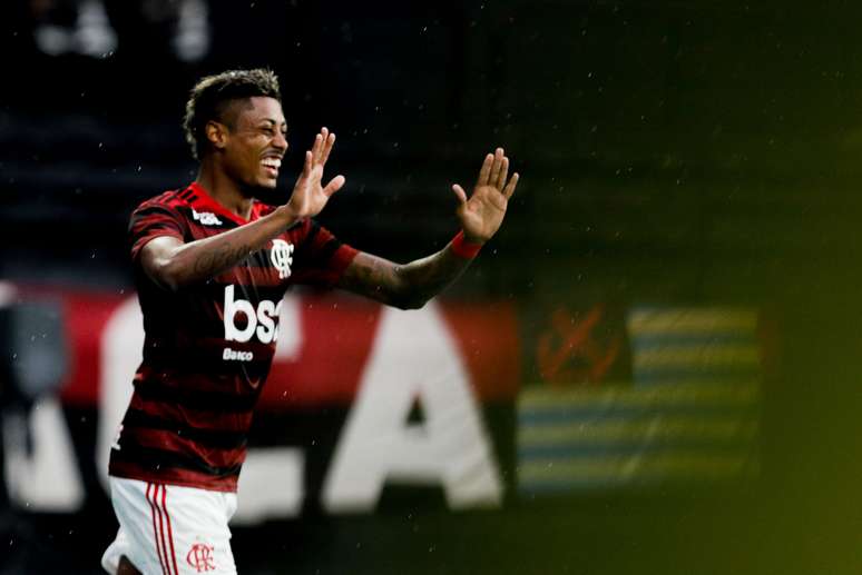Bruno Henrique comemora seu gol durante primeira partida entre Vasco X Flamengo pelo campeonato Carioca 2019 no estádio Nilton Santois neste domingo (14/04).