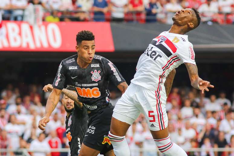 Gustavo e Arboleda durante a partida entre São Paulo x Corinthians, realizada no estádio do Morumbi, válida pelo primeiro de dois jogos da final do Campeonato Paulista 2019.