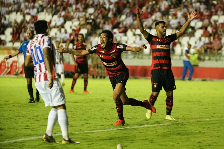 Ezequiel marca gol durante a partida entre NÁUTICO X SPORT RECIFE pelo Campeonato Pernambucano 2019, realizado neste domingo dia 14/04/2019 no estádio dos Aflitos, em Recife.