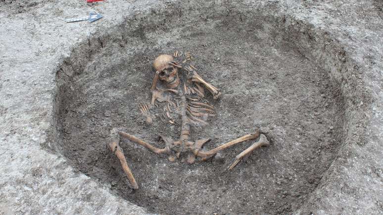 Empresa que escavou o local acredita que ele tenha recebido os corpos durante a chamada Idade do Ferro e nos períodos romanos
