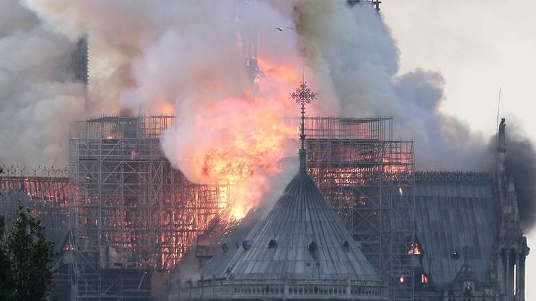 Fogo consumiu completamente a estrutura de madeira da catedral; obras de restauração estavam em andamento desde o ano passado
