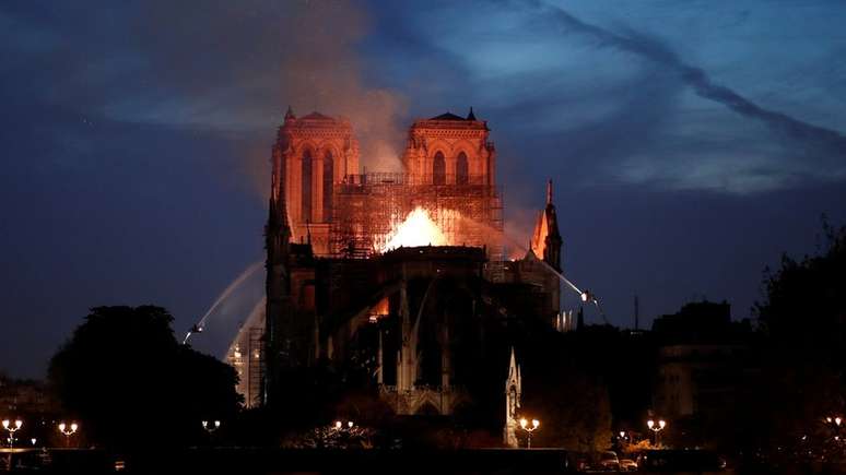 Bombeiros tentam conter as chamas na catedral de Notre-Dame