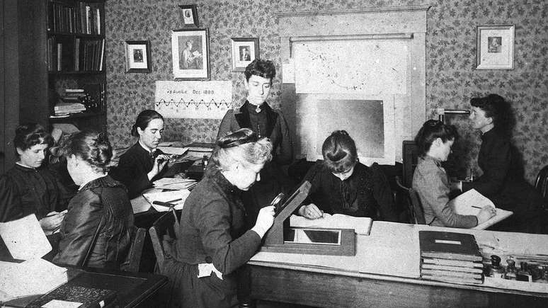 Entre 1885 e 1927, o Observatório de Harvard empregou cerca de 80 mulheres para estudar fotografias de estrelas feitas em chapas de vidro