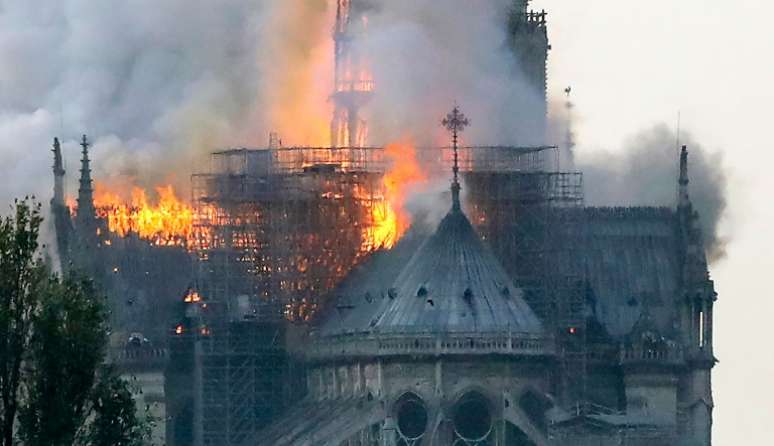 Catedral de Notre-Dame, com mais de 850 anos, foi consumida pelo fogo nesta segunda-feira