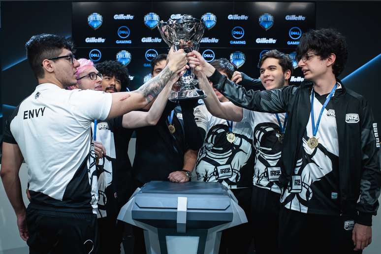 Jogadores da INTZ e-Sports Club erguem a taça do primeiro split do Campeonato Brasileiro de League of Legends 2019