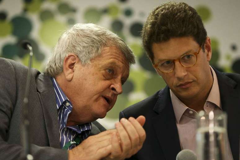 O presidente do ICMBio, Adalberto Eberhard (esquerda), conversa com o ministro do Meio Ambiente, Ricardo Salle; Eberhard pediu demissão nesta segunda, 15.