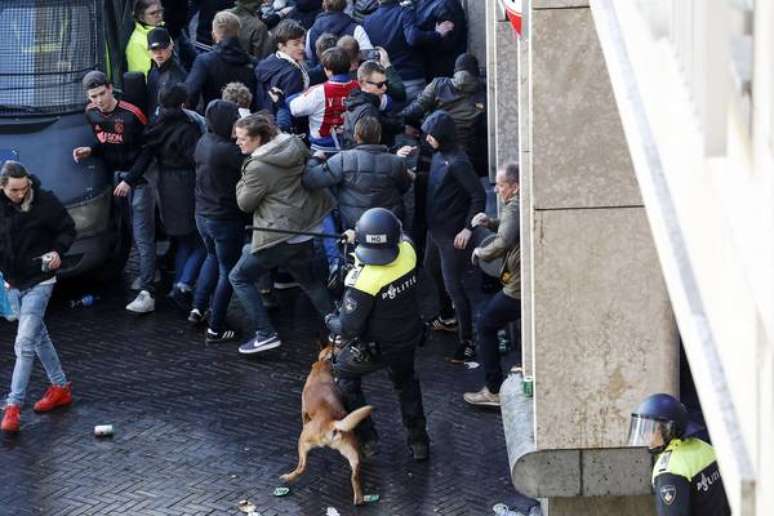 Confusão com torcedores do Ajax em Amsterdã, antes de partida contra a Juventus