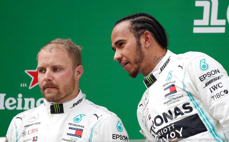 Valtteri Bottas e Lewis Hamilton, da Mercedes, no pódio após o Grande Prêmio da China de F1
14/04/2019 REUTERS/Aly Song