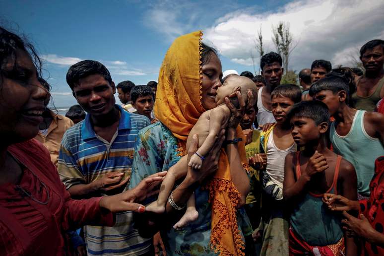 Hamida, refugiada rohingya, como bebê de 40 dias que faleceu em naufrágio na costa de Shah Porir Dwip, Teknaf, Bangladesh 14/9/2017 REUTERS/Mohammad Ponir Hossain   