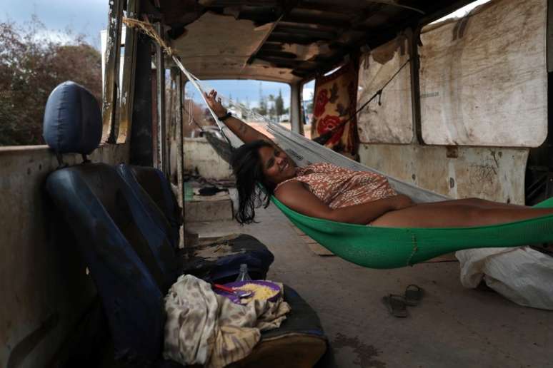 Venezuelan Belki Contreras em rede dentro de ônibus abandonado perto de Pacaraima, na fronteira com a Venezuela
13/04/2019
REUTERS/Pilar Olivares